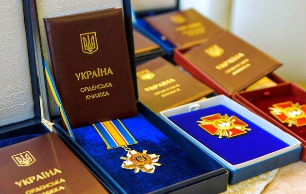 Зеленський відзначив нагородами 100 військових, 24 - посмертно