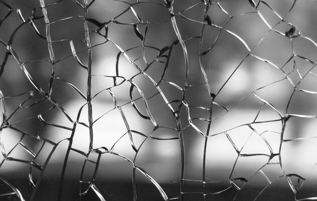 От взрывной волны в близлежащих домах вылетели стекла