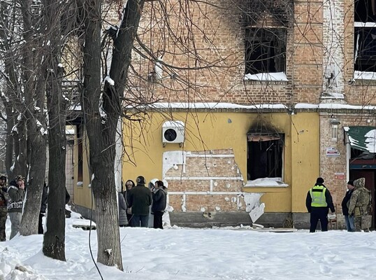 Неизвестные срезали граффити Бэнкси