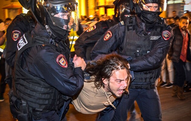 Деякі росіяни протестують проти мобілізації та війни, але зазвичай їх затримують підконтрольні Кремлю поліцейські.