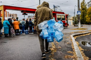 Неприятный бонус: в Макеевке во время выдачи воды мужчинам раздают повестки