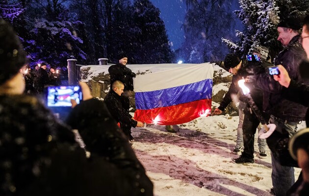 В Финляндии во время шествия по случаю Дня Независимости сожгли российский флаг
