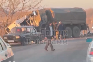На временно оккупированном Донбассе грузовик с оккупантами протаранил микроавтобус: 16 погибших