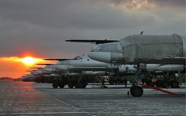ВС: Россияне после взрывов на аэродромах могут переместить оттуда бомбардировщики дальнего действия