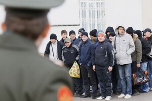 Мобілізація в Мелітополі – росіяни змушують чоловіків приходити у військкомати