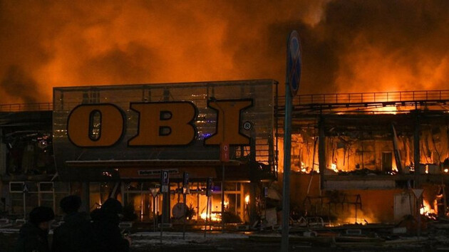 На окраине Москвы загорелся большой ТРЦ, обрушилась крыша