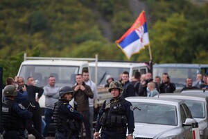 Полиция Косово ведет перестрелку с местными сербами, блокировавшими дороги