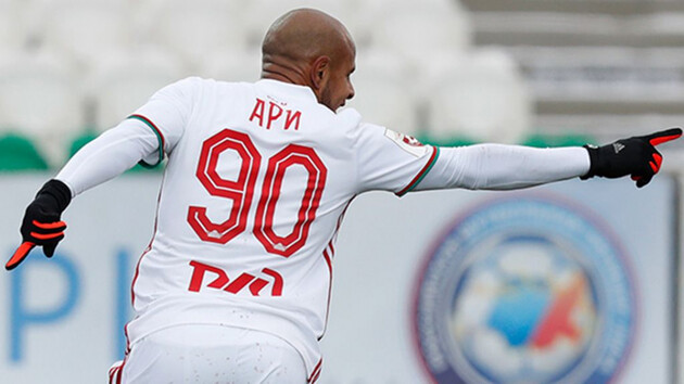 Зараз Арі виступає у Бразилії