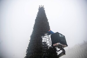 В Киеве начали украшать новогоднюю «ёлку несокрушимости»: фото
