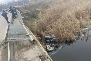 Возле Первомайска авто упало с моста: погибла семья с двумя детьми