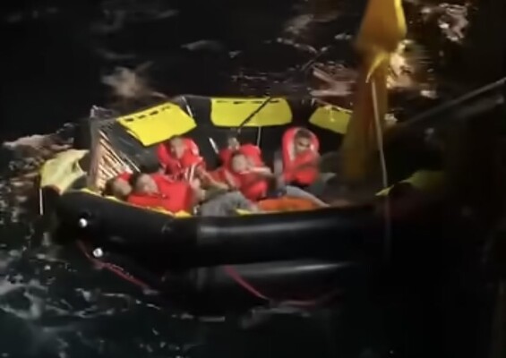 Сотня моряков оказались за бортом в результате кораблекрушения ВМС Таиланда