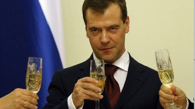 Пока экономика России откатывается на несколько десятилетий назад, есть то, что там прогрессирует — пьянство