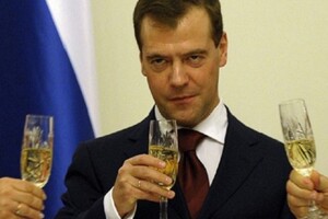Поки економіка Росії відкочується на кілька десятиліть назад, є те, що там прогресує — пияцтво 