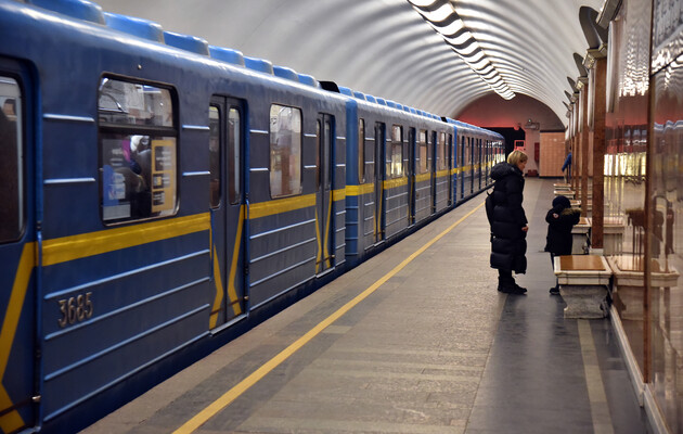 Движение поездов на всех линиях киевского метро возобновили