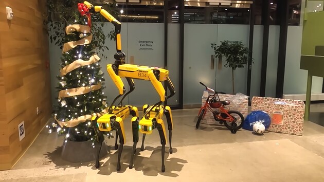 Робособаки Boston Dynamics прикрасили ялинку у різдвяному відео