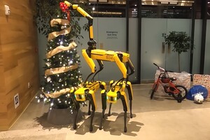 Робособаки Boston Dynamics прикрасили ялинку у різдвяному відео