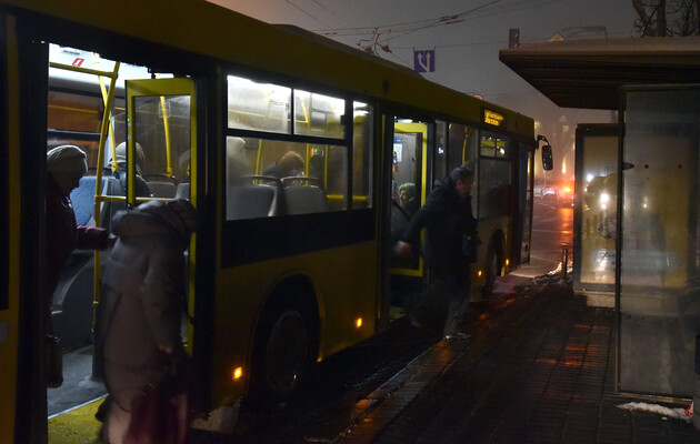 У Києві припинили роботу трамваїв і тролейбусів на тлі дефіциту в енергосистемі 
