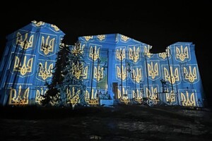 Швейцарский художник в канун Рождества подсветил здания Киева