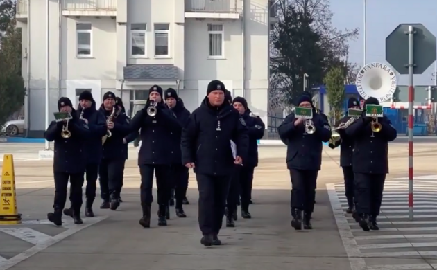 Прикордонники Молдови з оркестром прийшли привітати українських колег з Різдвом
