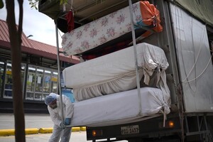 Переполненные крематории и больницы: COVID накрывает китайские города после отмены ограничений