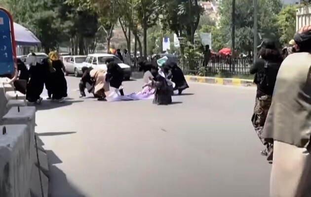 Талибы разгоняли водометом женщин, протестующих против запрета на учебу в университетах