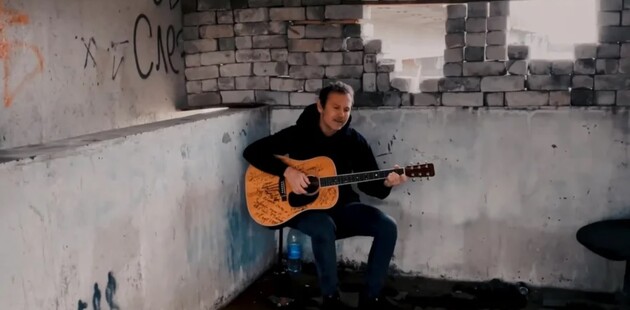 Святослав Вакарчук спел на Антоновском мосту