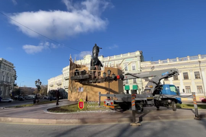 В Одессе начали демонтировать памятник Екатерине II