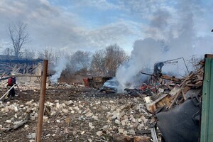 В Києві уламки ракети пошкодили два будинки та підприємство, є постраждалі