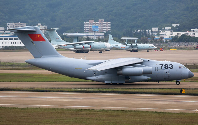 Китайский военный самолет подлетел вплотную к американскому в спорном пространстве