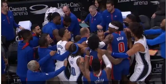 Баскетболисты устроили массовую драку прямо во время матча НБА