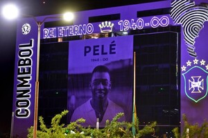 В Бразилии проходит церемония прощания с легендой футбола Пеле