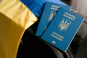Паспорт за кордоном: у 2023 році українці зможуть отримати документи у шести країнах