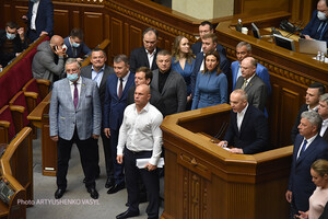 Большинство украинцев выступают за лишение мандата представителей запрещенных ныне партий — опрос