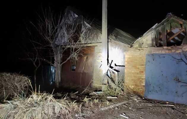 Окупанти випустили понад 30 снарядів по Нікополю: пошкоджено будинки 