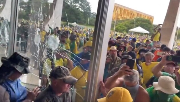 Многотысячные протесты в Бразилии: сторонники экспрезидента ворвались в Конгресс