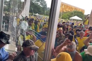 Багатотисячні протести в Бразилії: прихильники експрезидента увірвалися до Конгресу