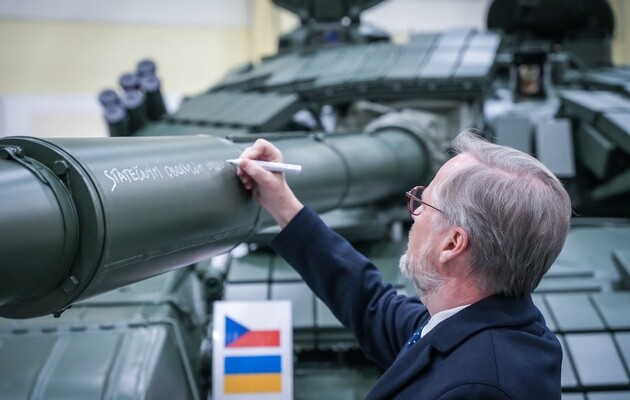 Прем'єр-міністр Чехії особисто підписав танк Т-72, який вирушить до України