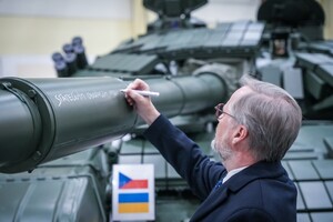 Прем'єр-міністр Чехії особисто підписав танк Т-72, який вирушить до України