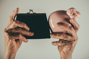Социальные выплаты: в каких случаях могут забрать часть пенсии