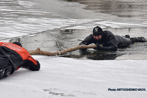 Спасатели Киевского гарнизона провели мастер-класс по спасению утопающего и поведению на льду: фоторепортаж
