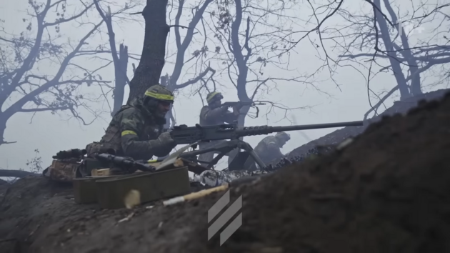 Сложные бои за Бахмут в прошлом месяце, скриншот из документальной хроники