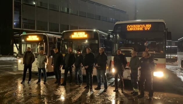 Финляндия передала Украине новую партию школьных автобусов