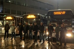 Фінляндія передала Україні нову партію шкільних автобусів