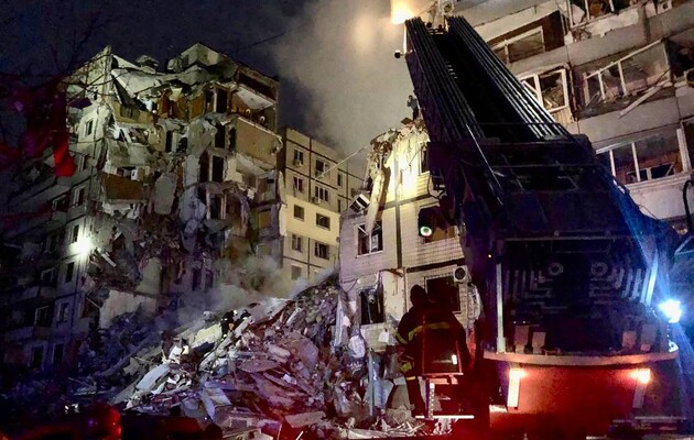 Під завалами житлового будинку у Дніпрі ще 26 людей, рятувальники почули голос жінки