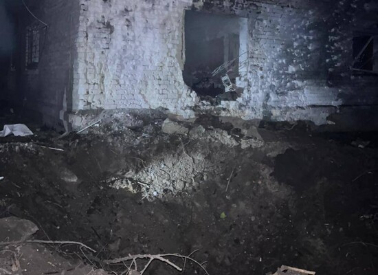 Воронка от прилета, последствия сегодняшнего удара по городу