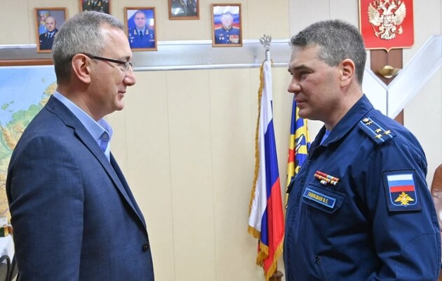 Тимошин принимает награду от губернатора своего края