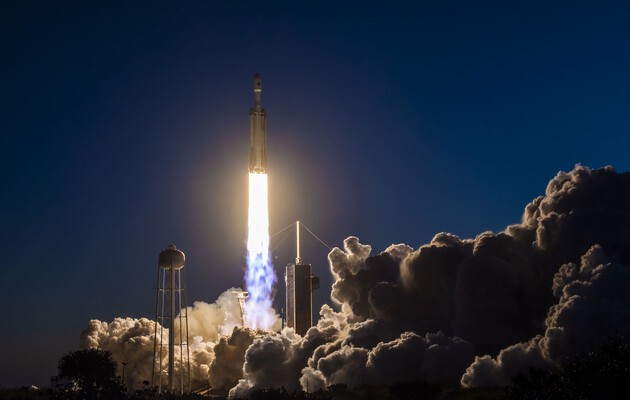 SpaceX успішно запустила надважку ракету-носій Falcon Heavy з військовим вантажем