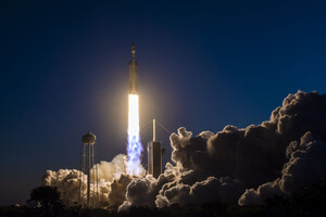 SpaceX успешно запустила сверхтяжелую ракету-носитель Falcon Heavy с военным грузом
