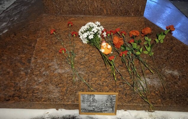 У Москві створили стихійний меморіал на пам’ять про жертв удару РФ по Дніпру – ЗМІ