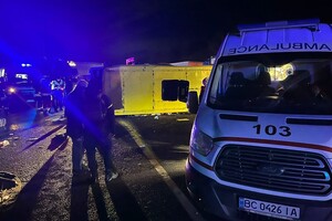 Біля Львова автобус зіткнувся з вантажівкою: число постраждалих зросло майже вдвічі